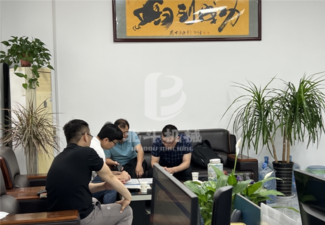 山东客户来我公司了解玉米秸秆羞羞在线观看
